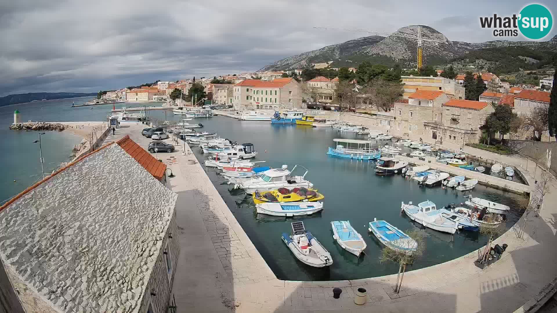 Spletna kamera Bol pristanišče – Pogled v živo na Rivo in marino