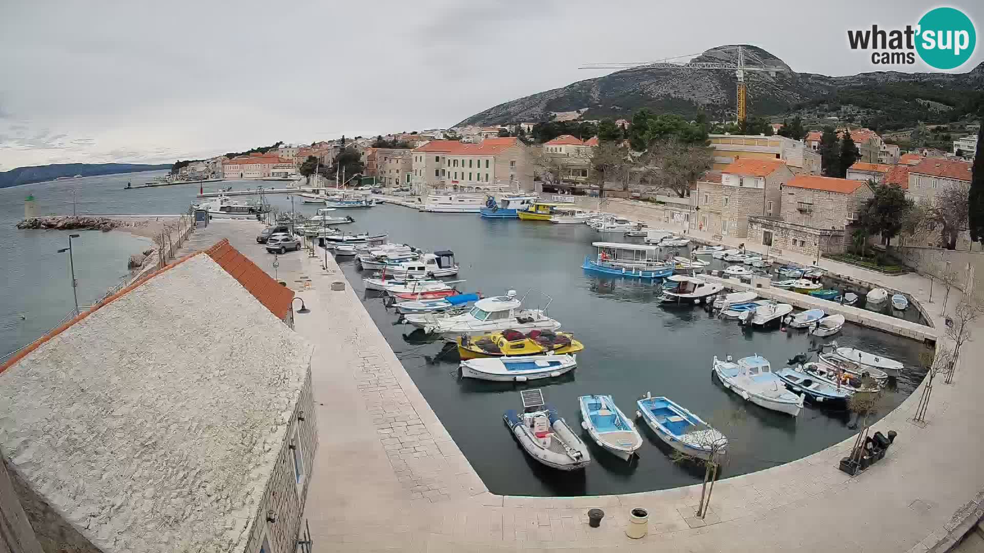 Web kamera Bol Riva – Pogled uživo na luku i marinu