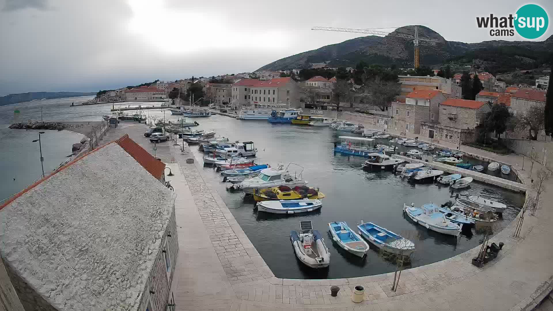 Web kamera Bol Riva – Pogled uživo na luku i marinu