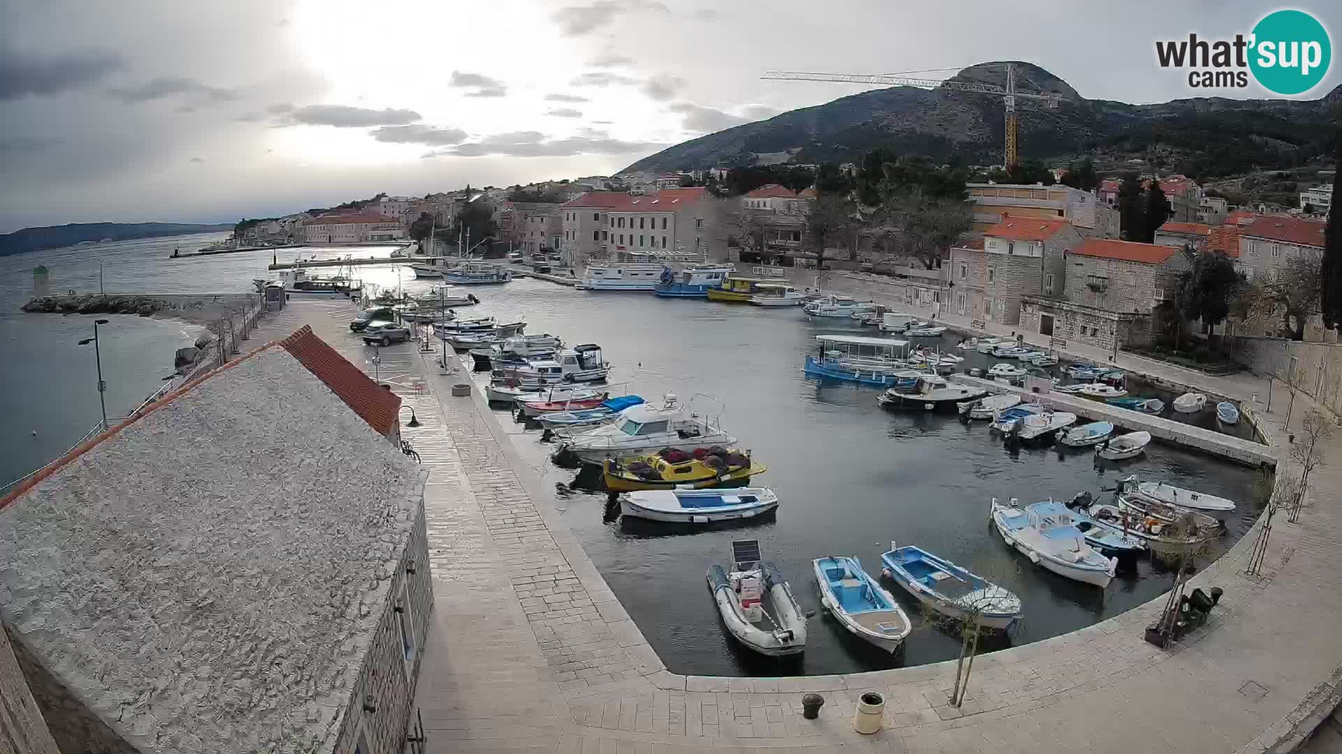 Spletna kamera Bol pristanišče – Pogled v živo na Rivo in marino