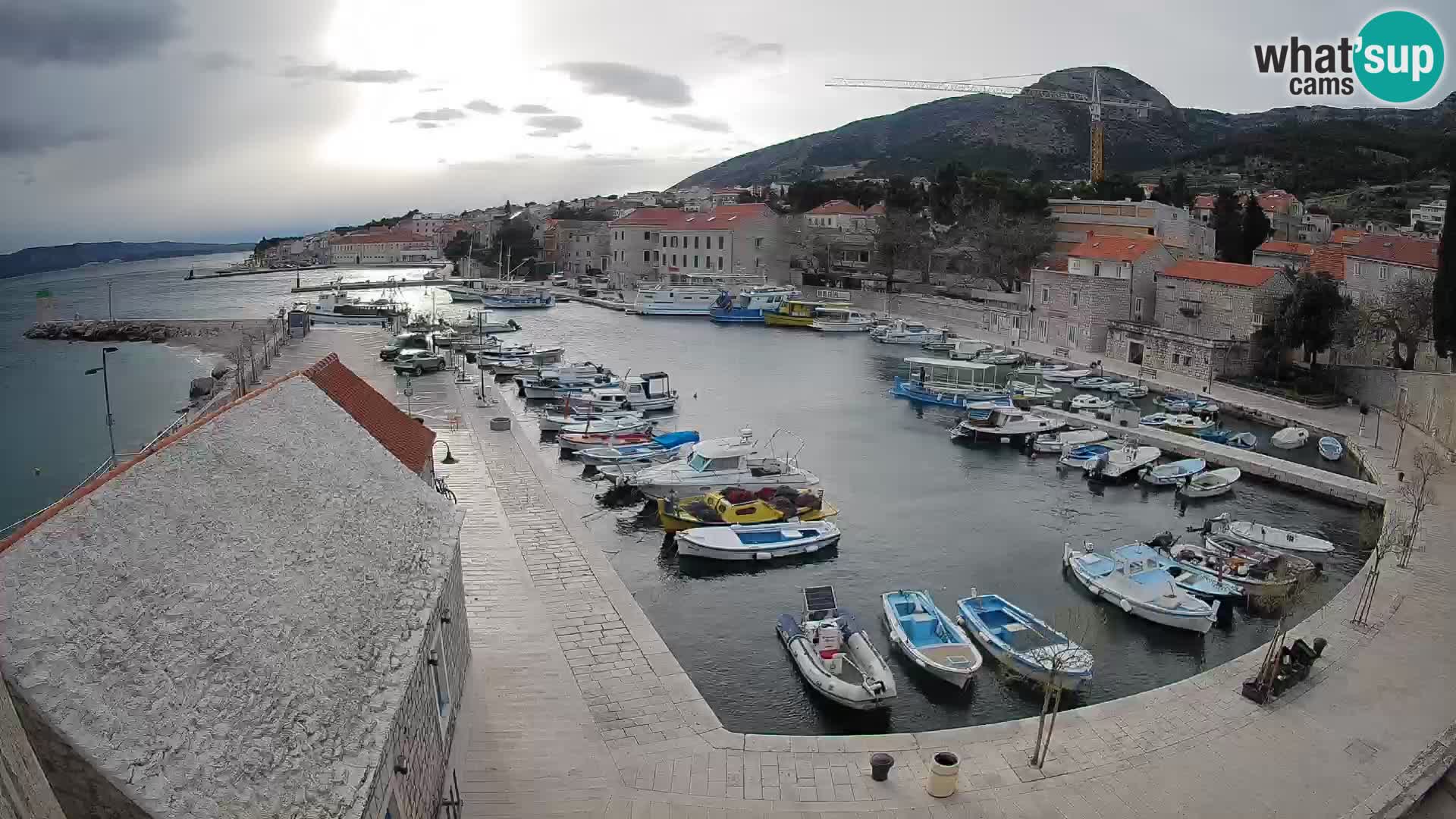 Spletna kamera Bol pristanišče – Pogled v živo na Rivo in marino