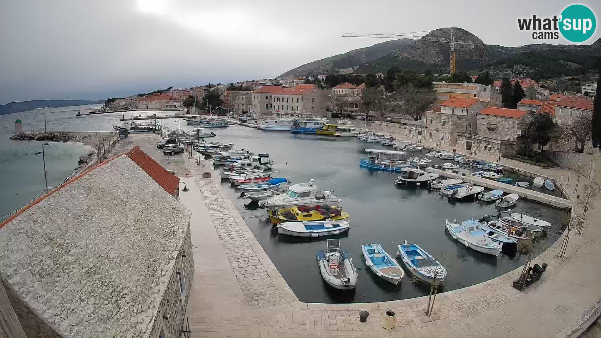 Web kamera Bol Riva – Pogled uživo na luku i marinu