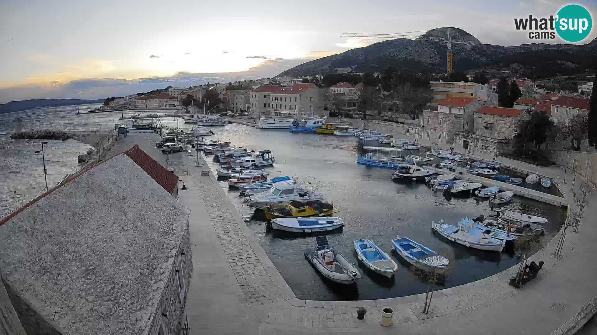 Spletna kamera Bol pristanišče – Pogled v živo na Rivo in marino