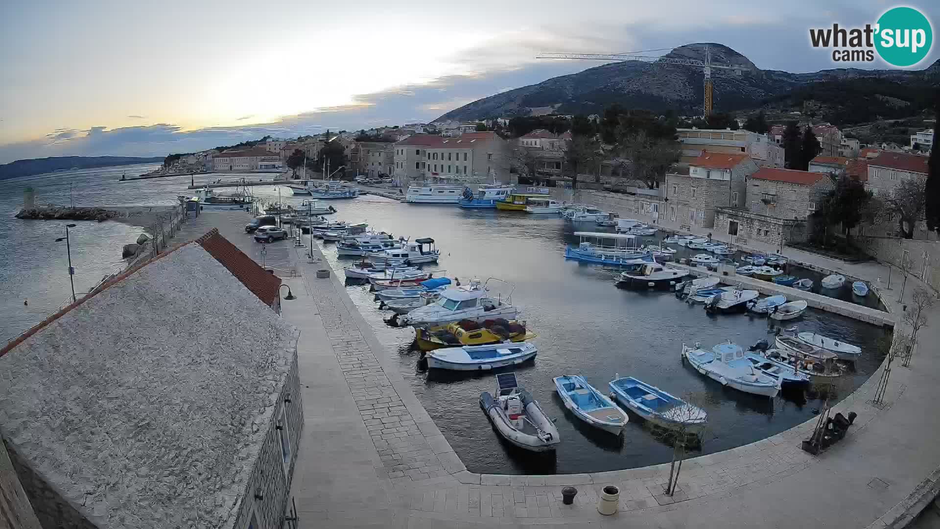 Spletna kamera Bol pristanišče – Pogled v živo na Rivo in marino