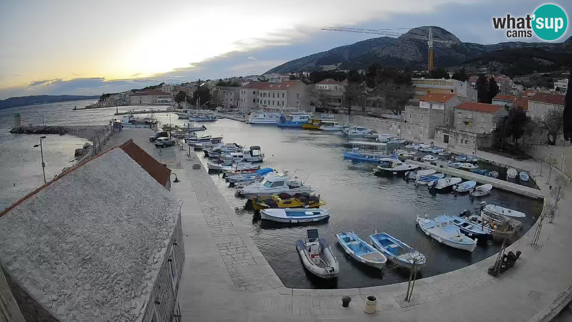 Spletna kamera Bol pristanišče – Pogled v živo na Rivo in marino