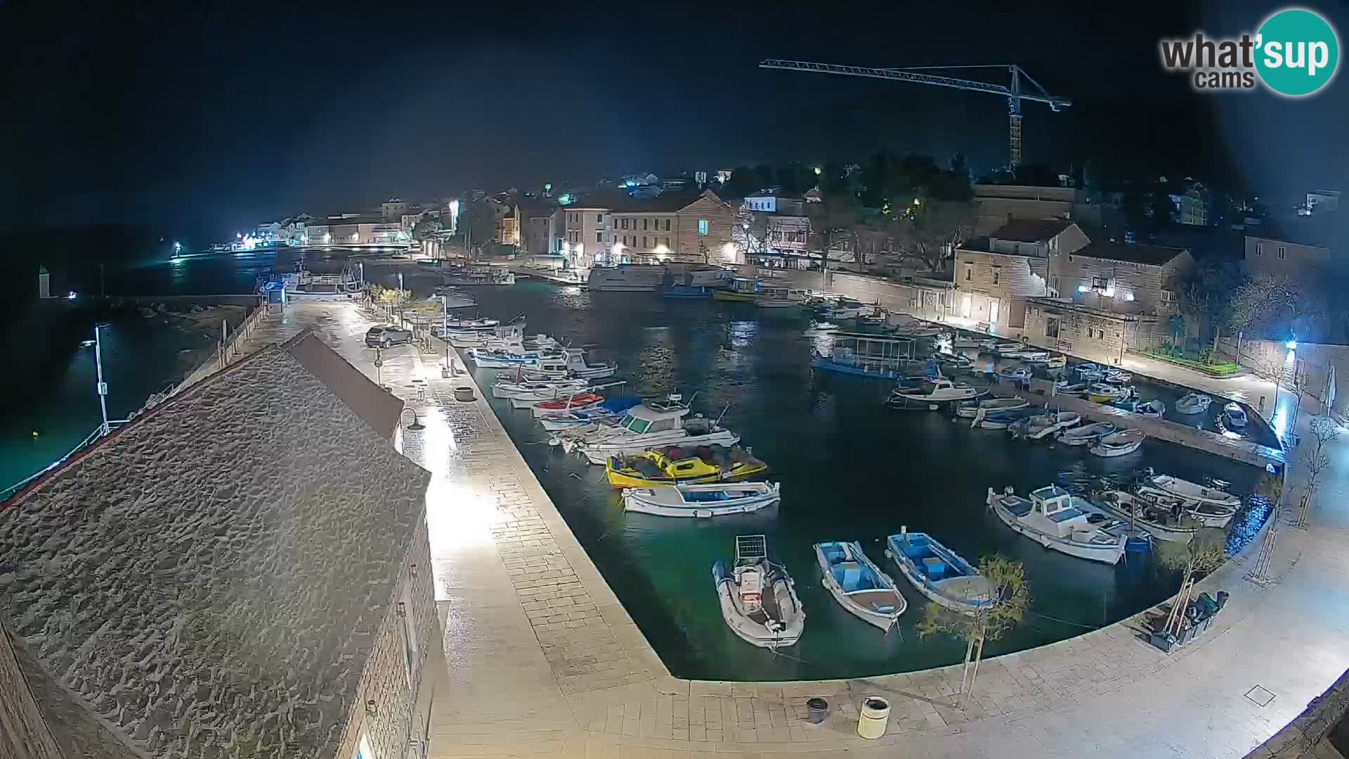 Spletna kamera Bol pristanišče – Pogled v živo na Rivo in marino