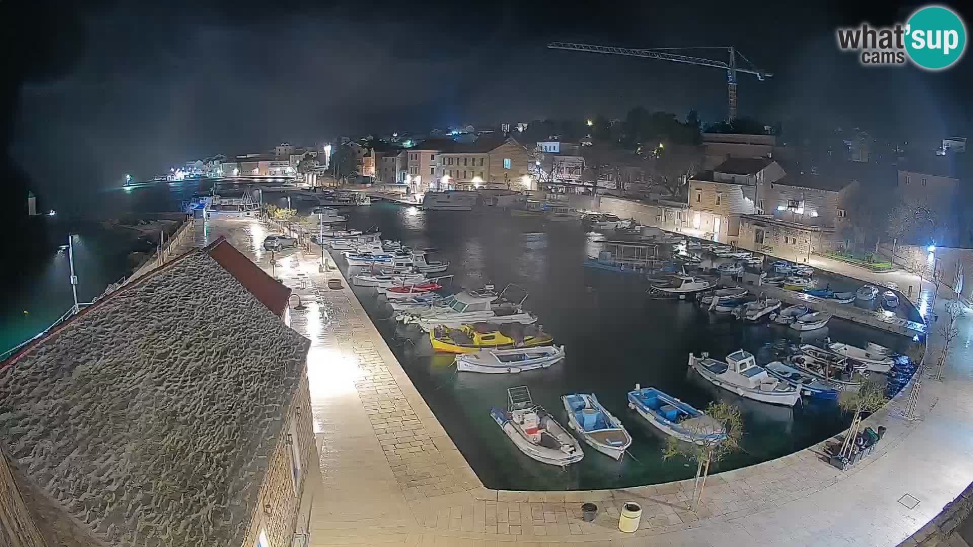 Web kamera Bol Riva – Pogled uživo na luku i marinu