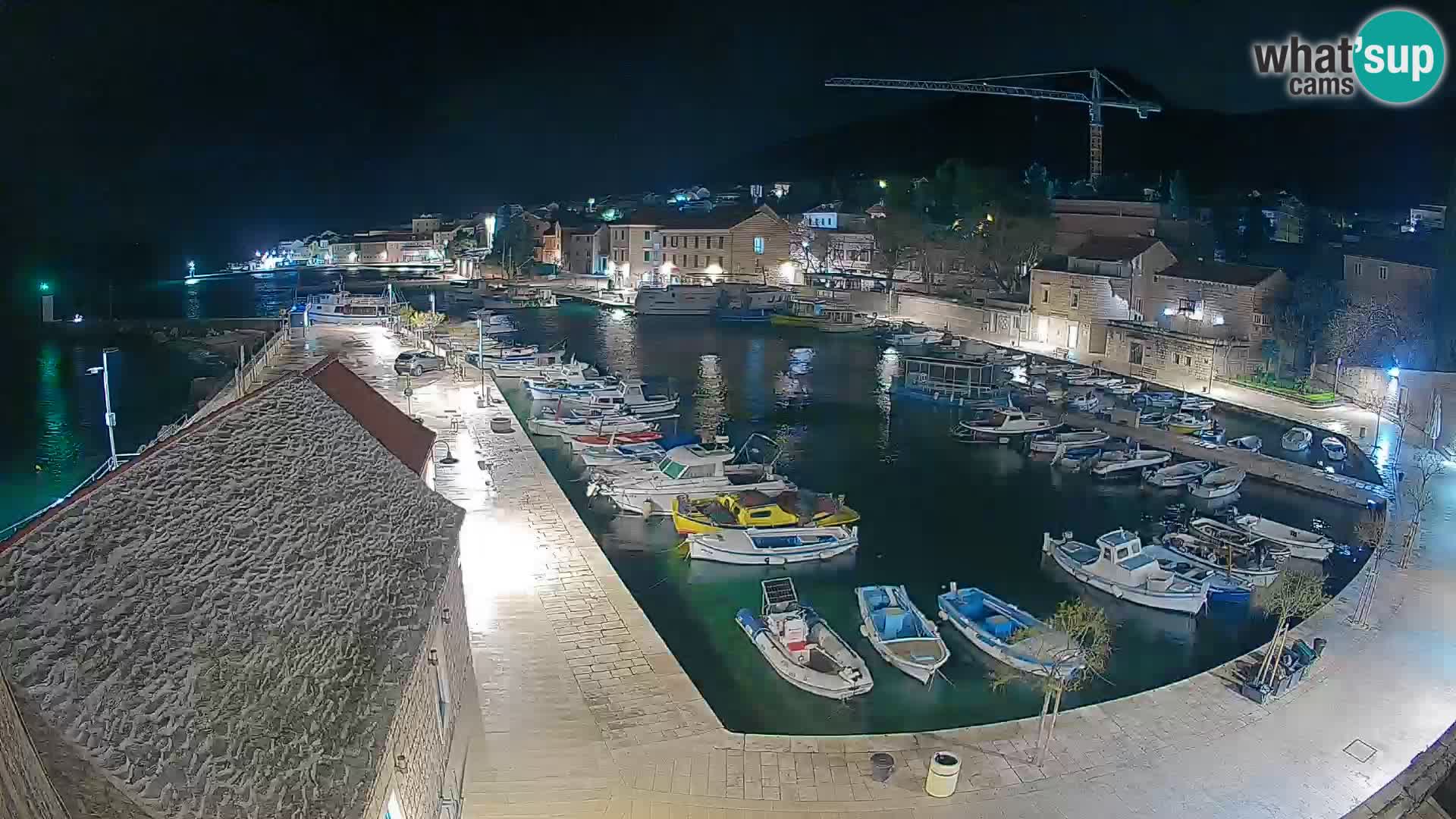 Spletna kamera Bol pristanišče – Pogled v živo na Rivo in marino