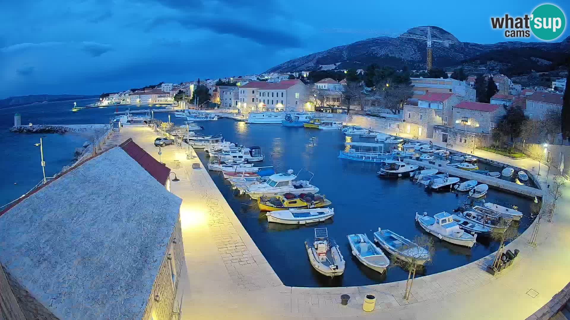 Web kamera Bol Riva – Pogled uživo na luku i marinu
