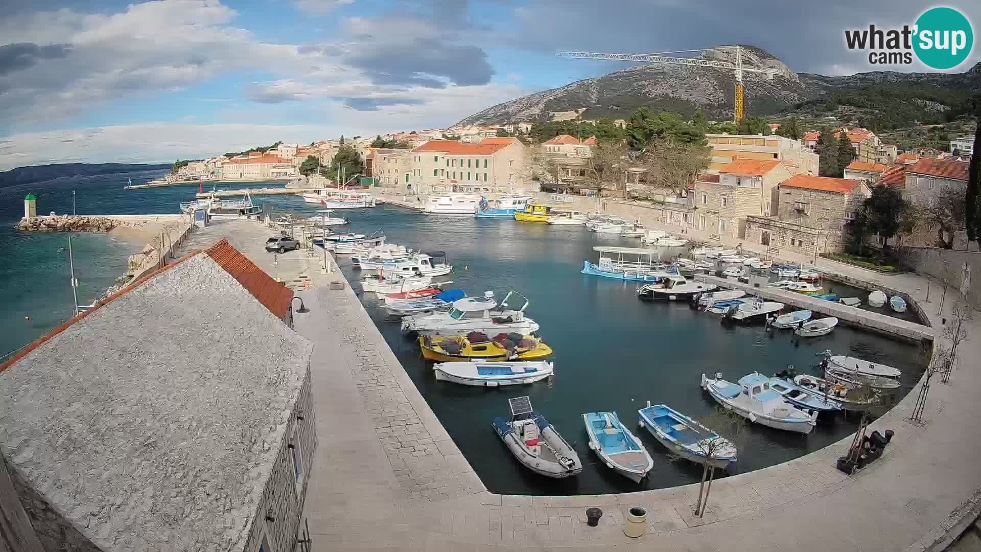 Web kamera Bol Riva – Pogled uživo na luku i marinu