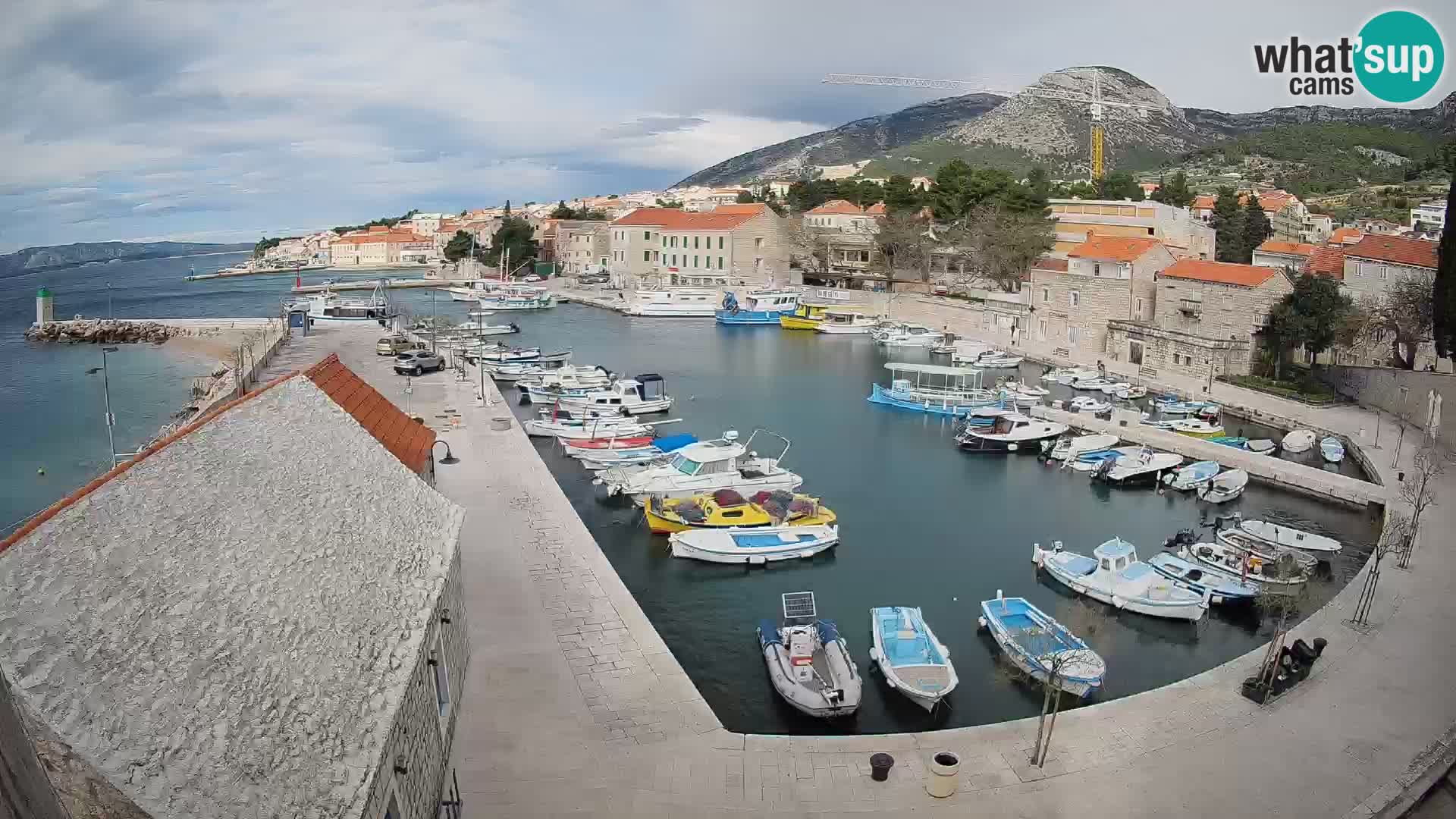 Spletna kamera Bol pristanišče – Pogled v živo na Rivo in marino