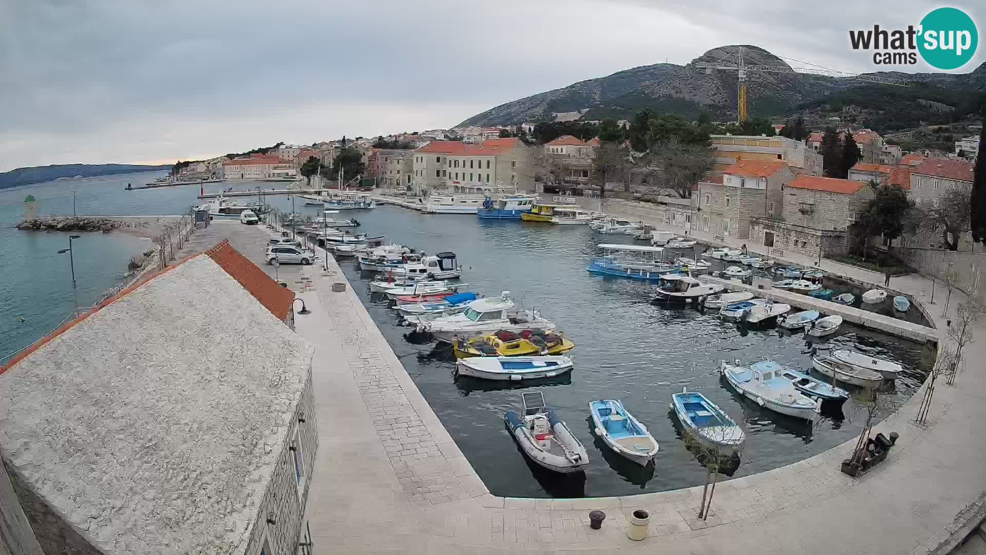 Spletna kamera Bol pristanišče – Pogled v živo na Rivo in marino
