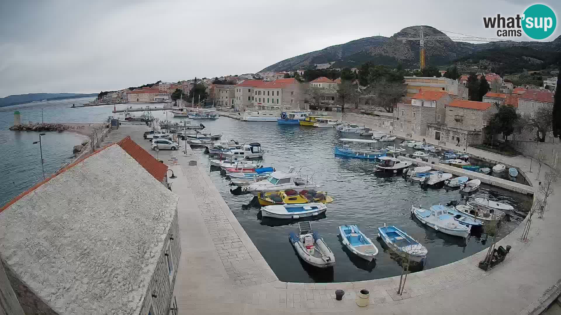 Web kamera Bol Riva – Pogled uživo na luku i marinu