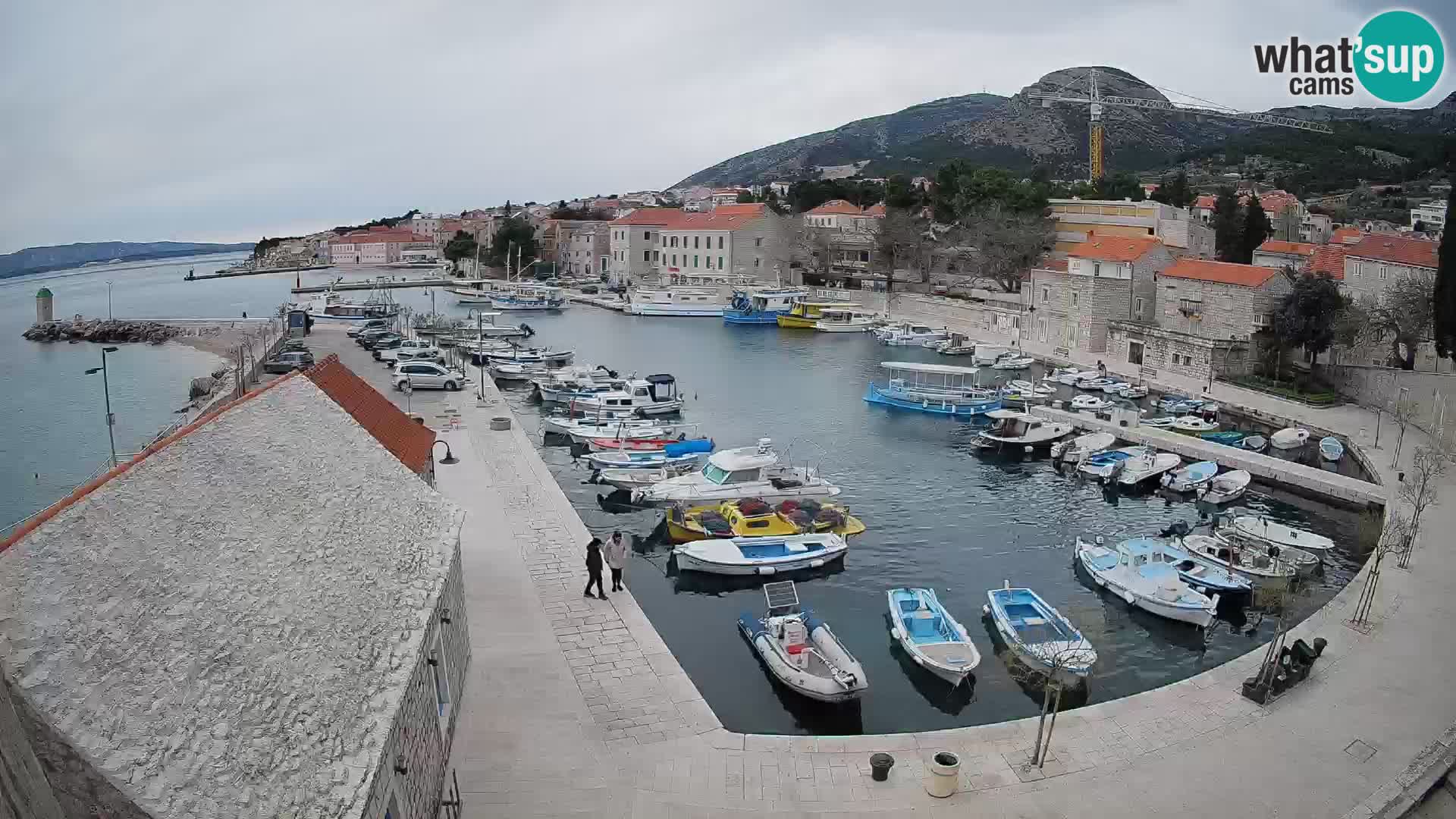 Web kamera Bol Riva – Pogled uživo na luku i marinu