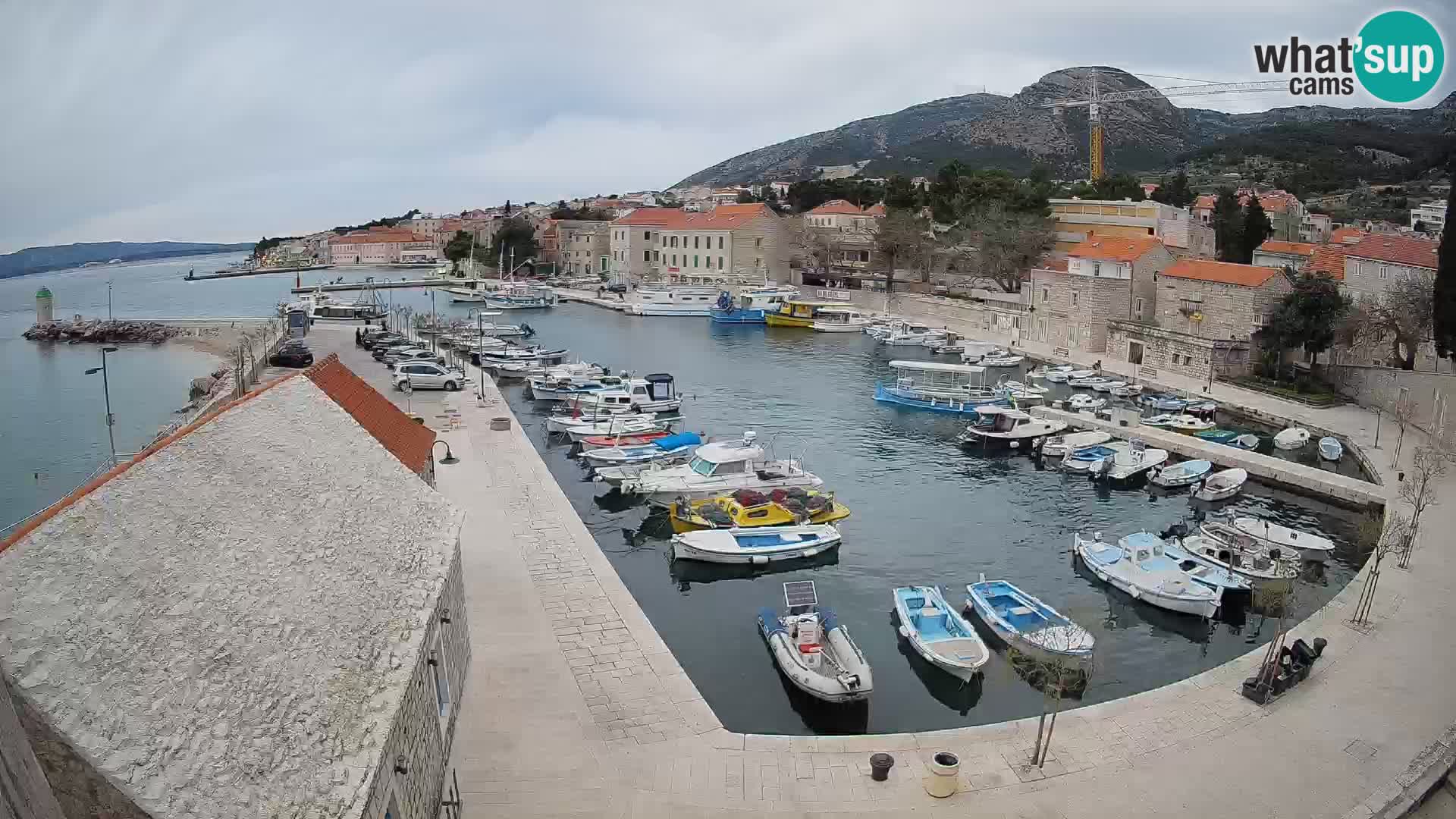 Web kamera Bol Riva – Pogled uživo na luku i marinu