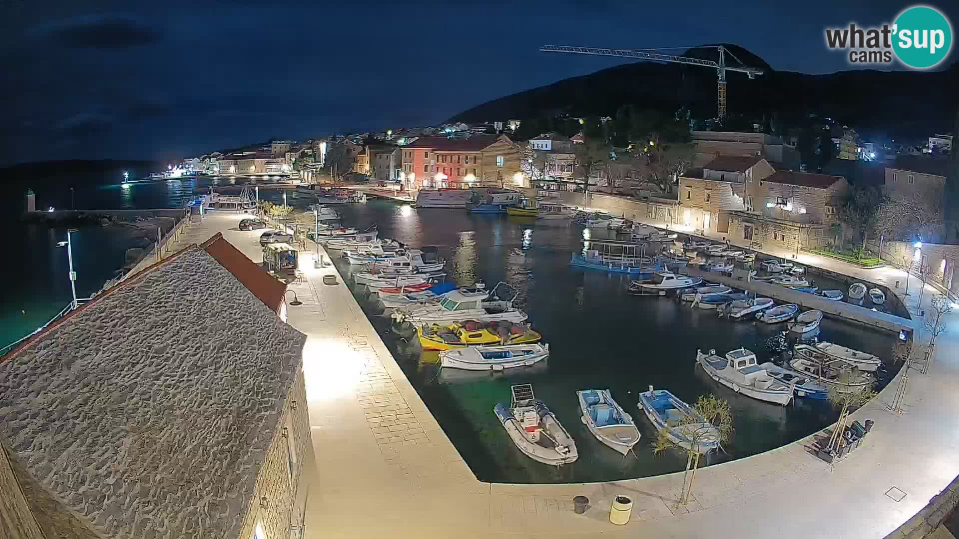 Spletna kamera Bol pristanišče – Pogled v živo na Rivo in marino