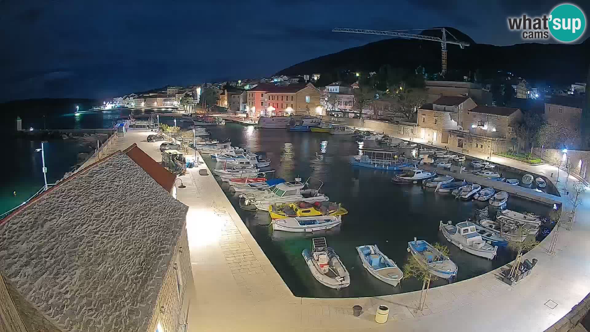 Web kamera Bol Riva – Pogled uživo na luku i marinu