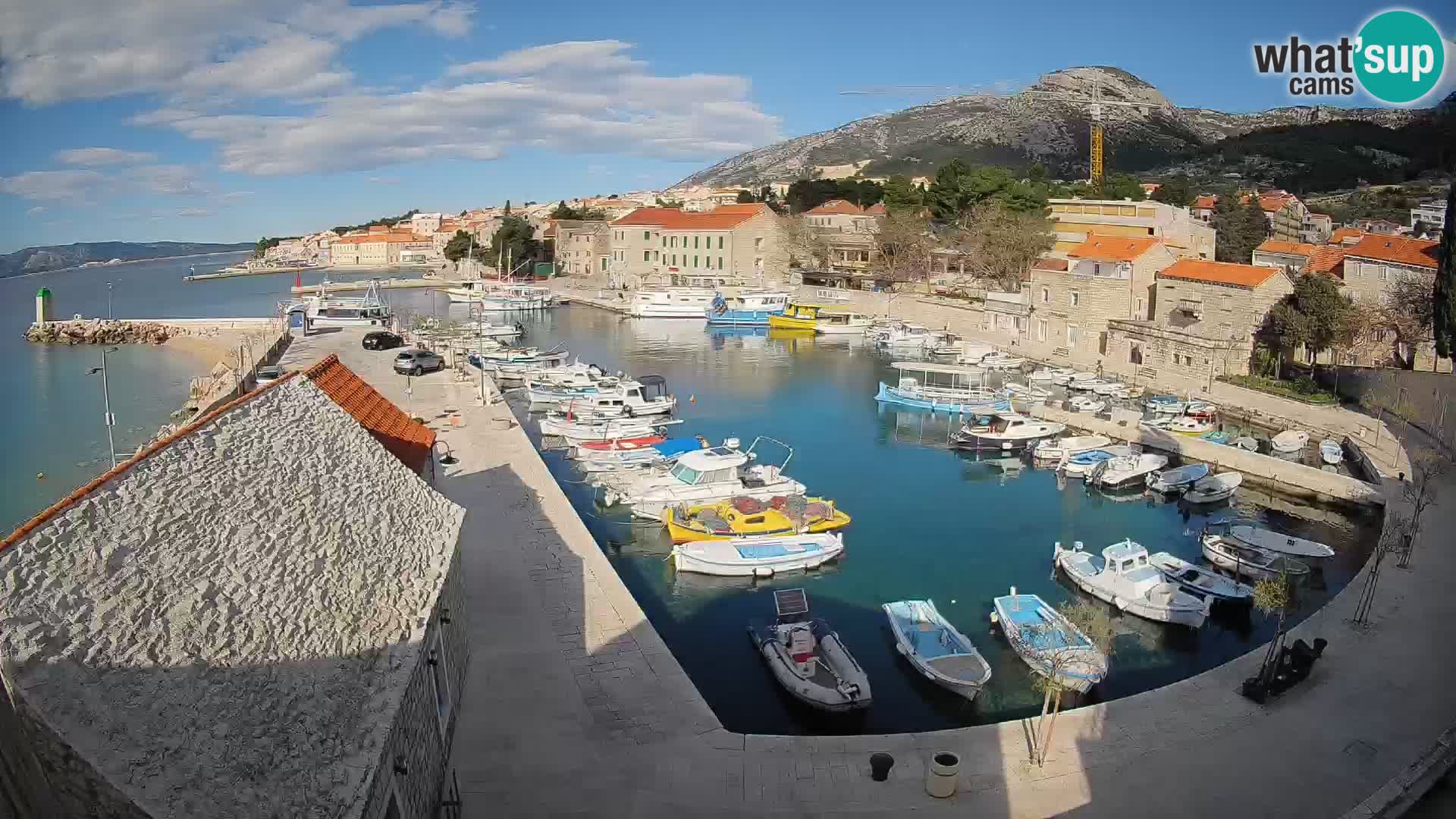 Spletna kamera Bol pristanišče – Pogled v živo na Rivo in marino