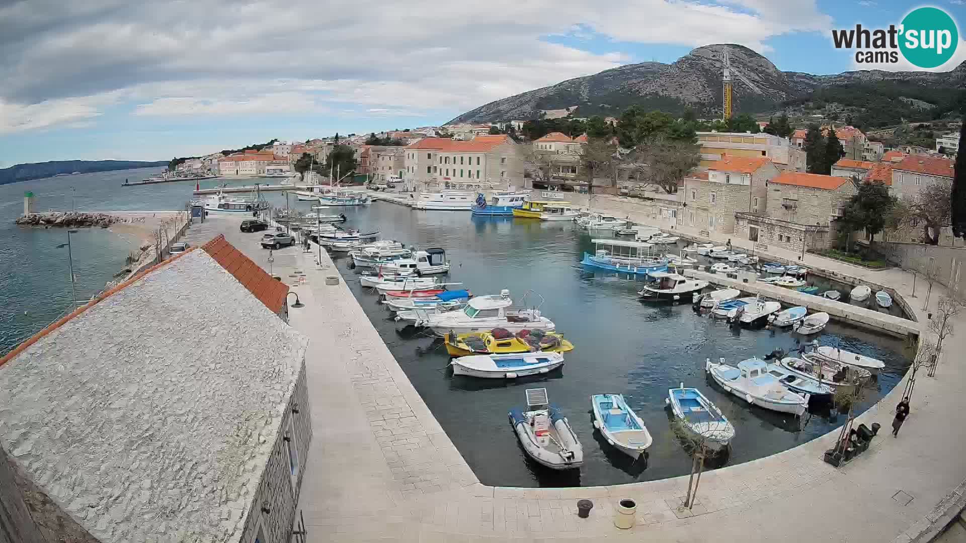 Web kamera Bol Riva – Pogled uživo na luku i marinu