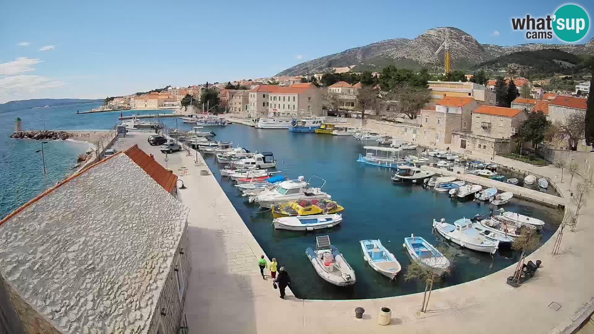 Web kamera Bol Riva – Pogled uživo na luku i marinu