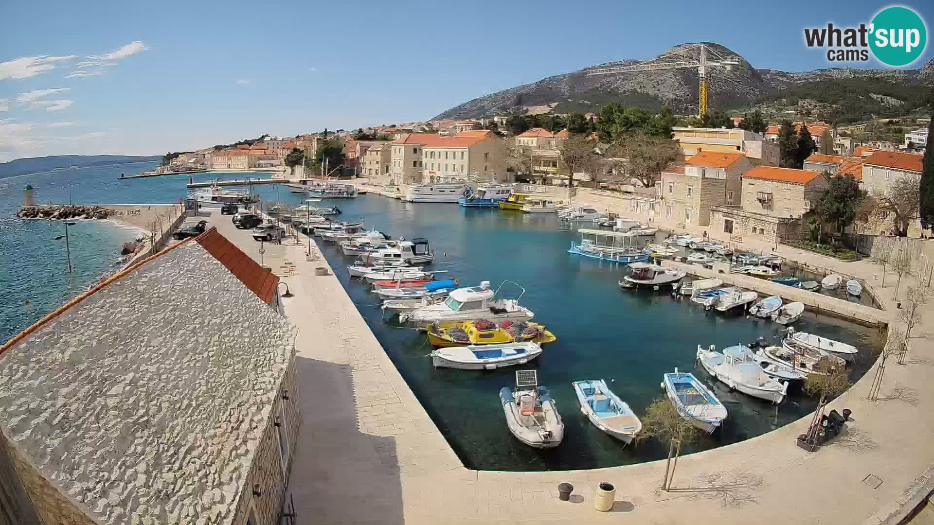 Web kamera Bol Riva – Pogled uživo na luku i marinu