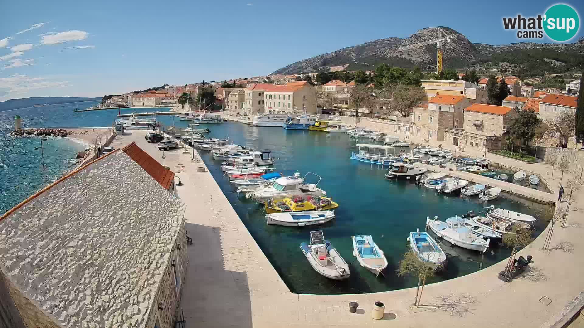 Web kamera Bol Riva – Pogled uživo na luku i marinu