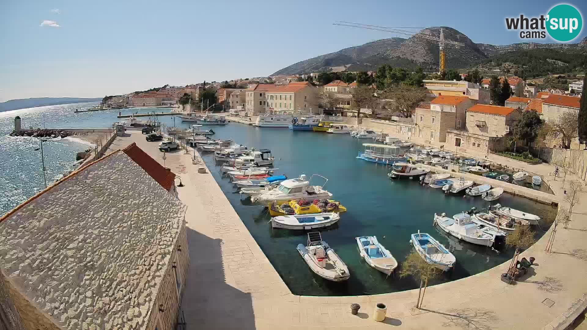 Web kamera Bol Riva – Pogled uživo na luku i marinu