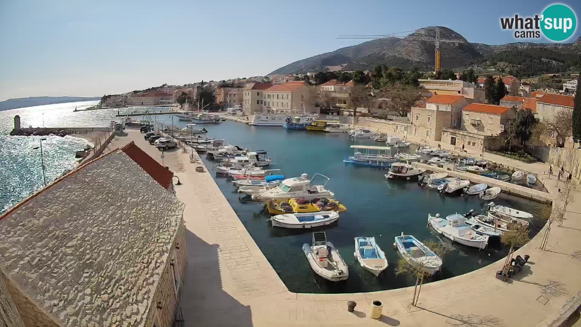 Spletna kamera Bol pristanišče – Pogled v živo na Rivo in marino