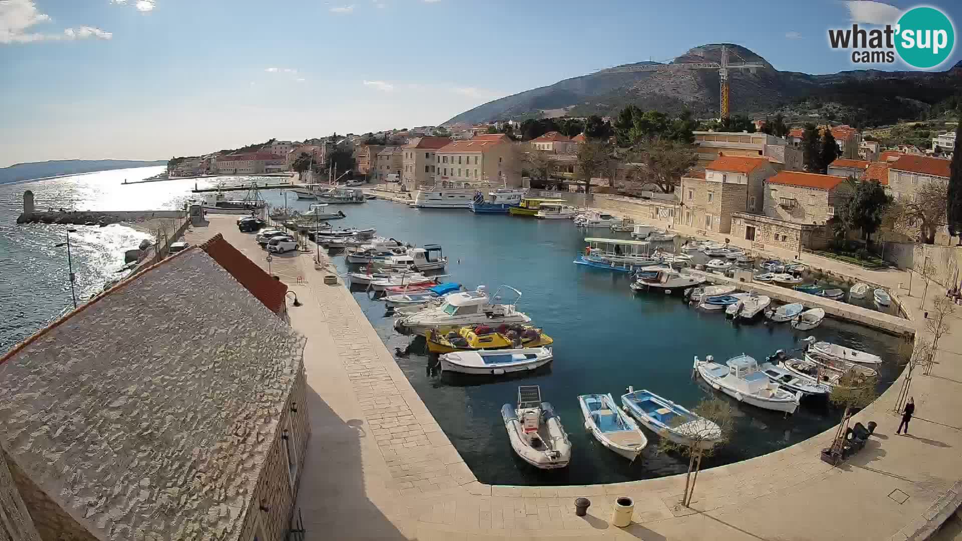 Spletna kamera Bol pristanišče – Pogled v živo na Rivo in marino