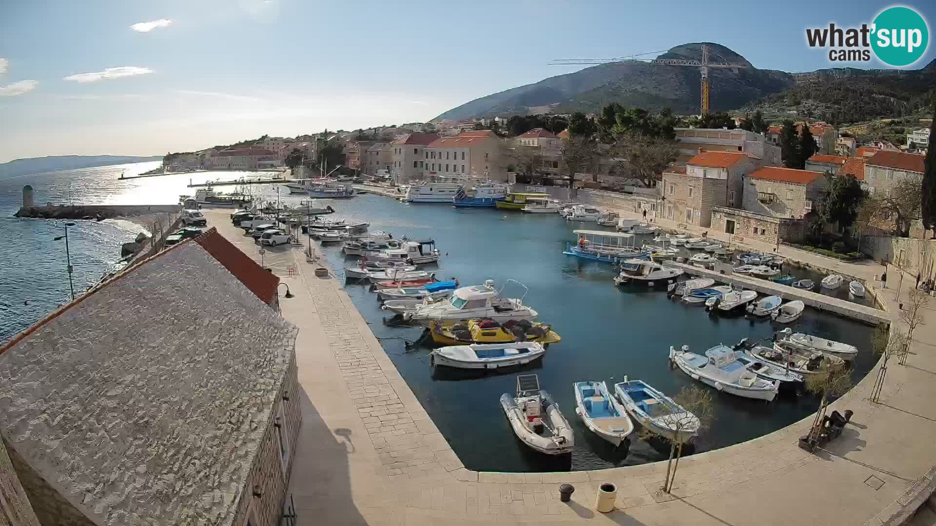 Web kamera Bol Riva – Pogled uživo na luku i marinu