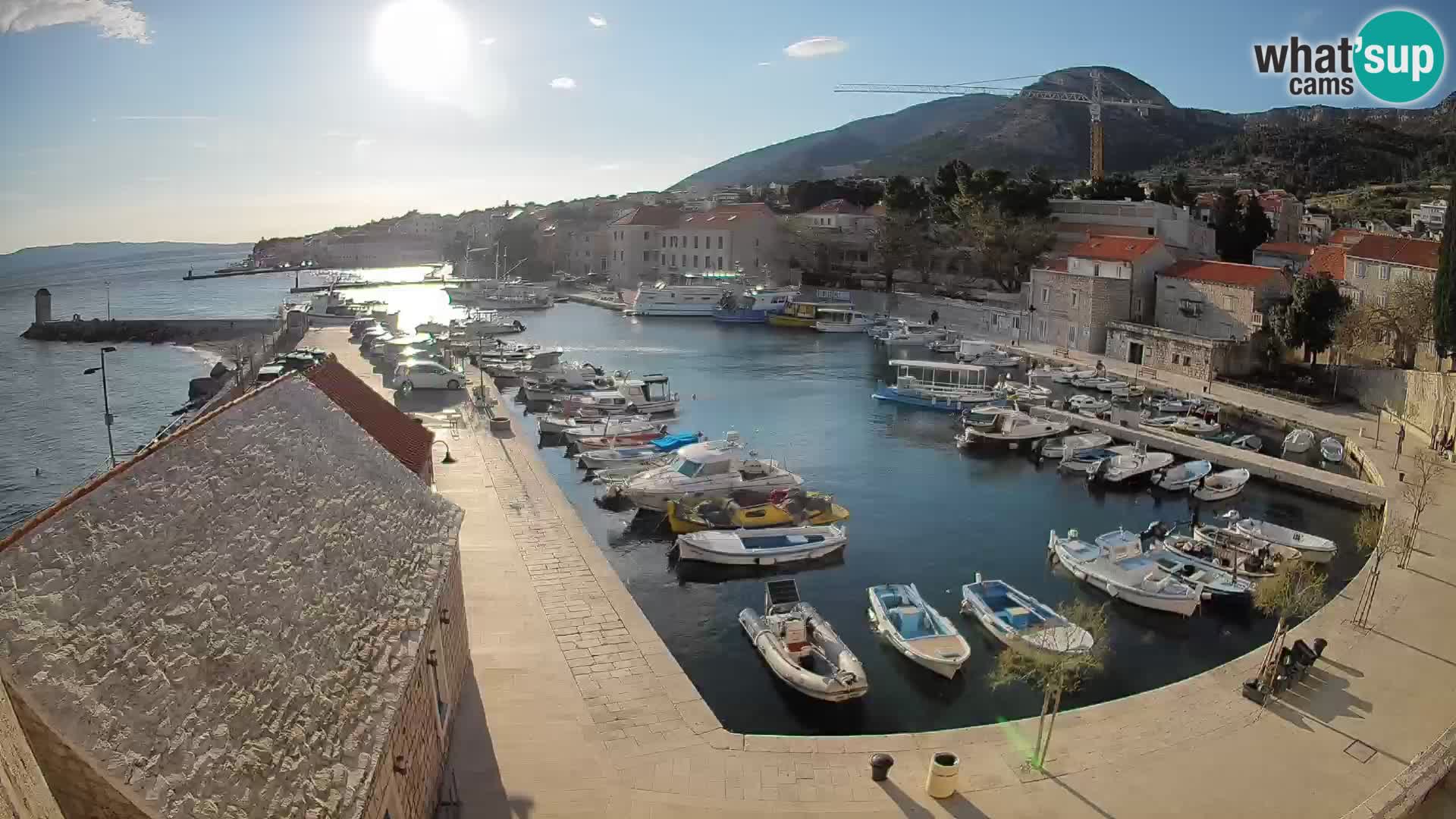 Spletna kamera Bol pristanišče – Pogled v živo na Rivo in marino