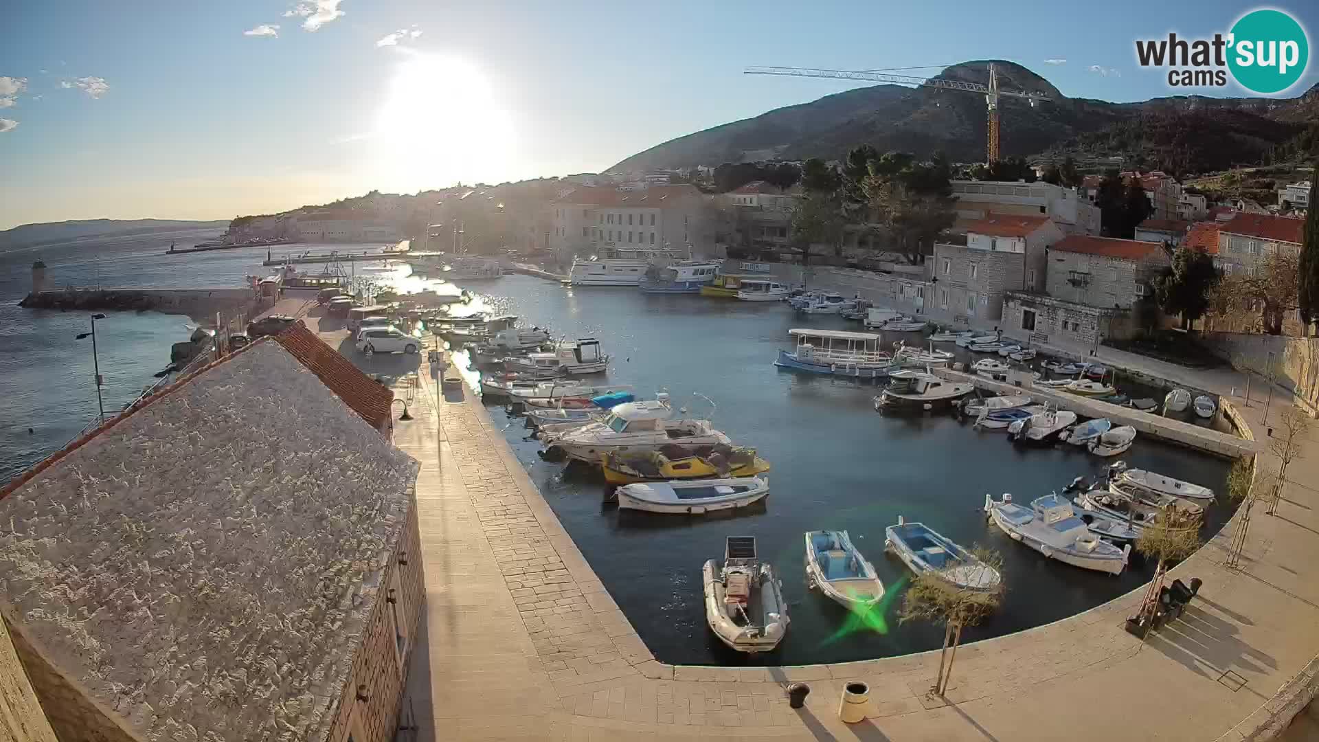 Webcam porto di Bol – Vista live sulla Riva e Marina