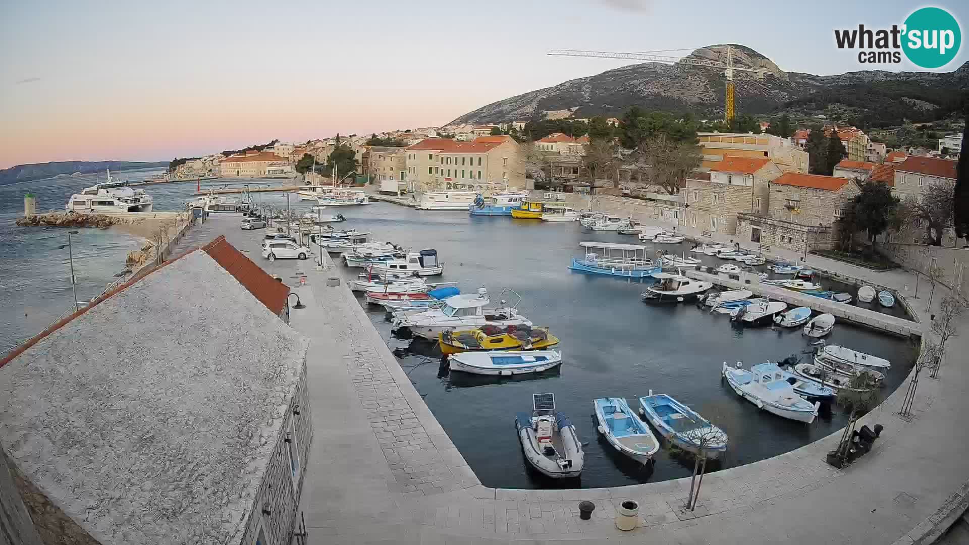 Webcam porto di Bol – Vista live sulla Riva e Marina