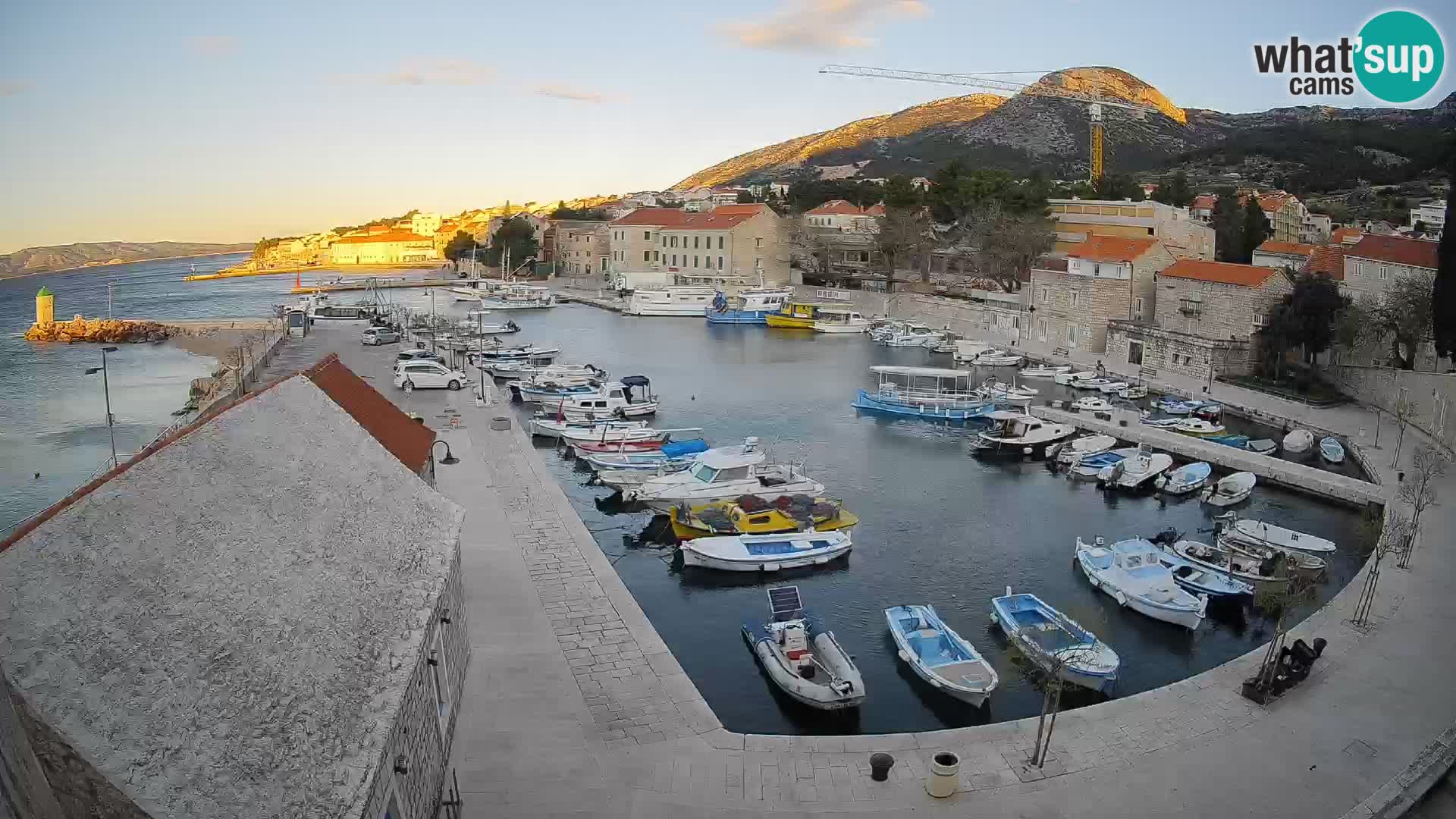 Spletna kamera Bol pristanišče – Pogled v živo na Rivo in marino