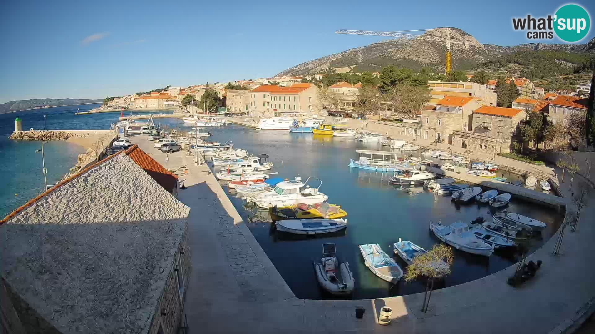 Spletna kamera Bol pristanišče – Pogled v živo na Rivo in marino