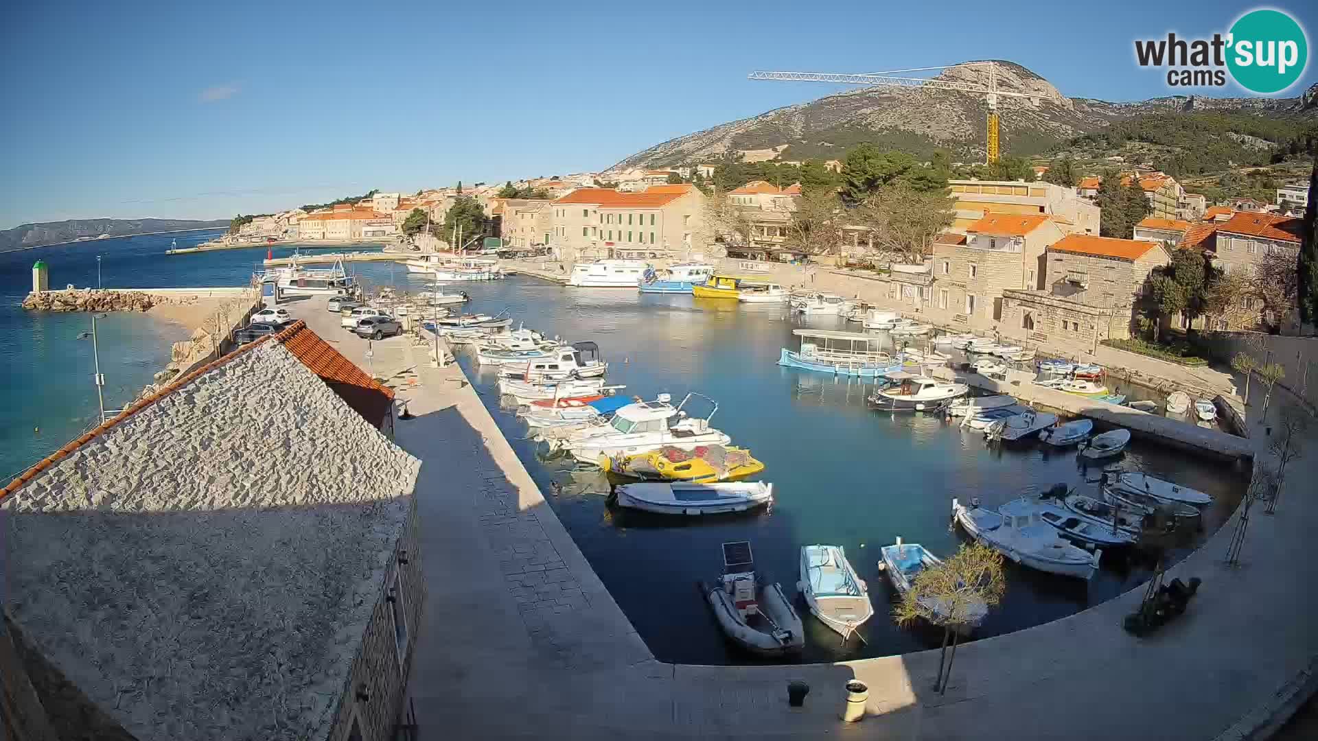 Spletna kamera Bol pristanišče – Pogled v živo na Rivo in marino