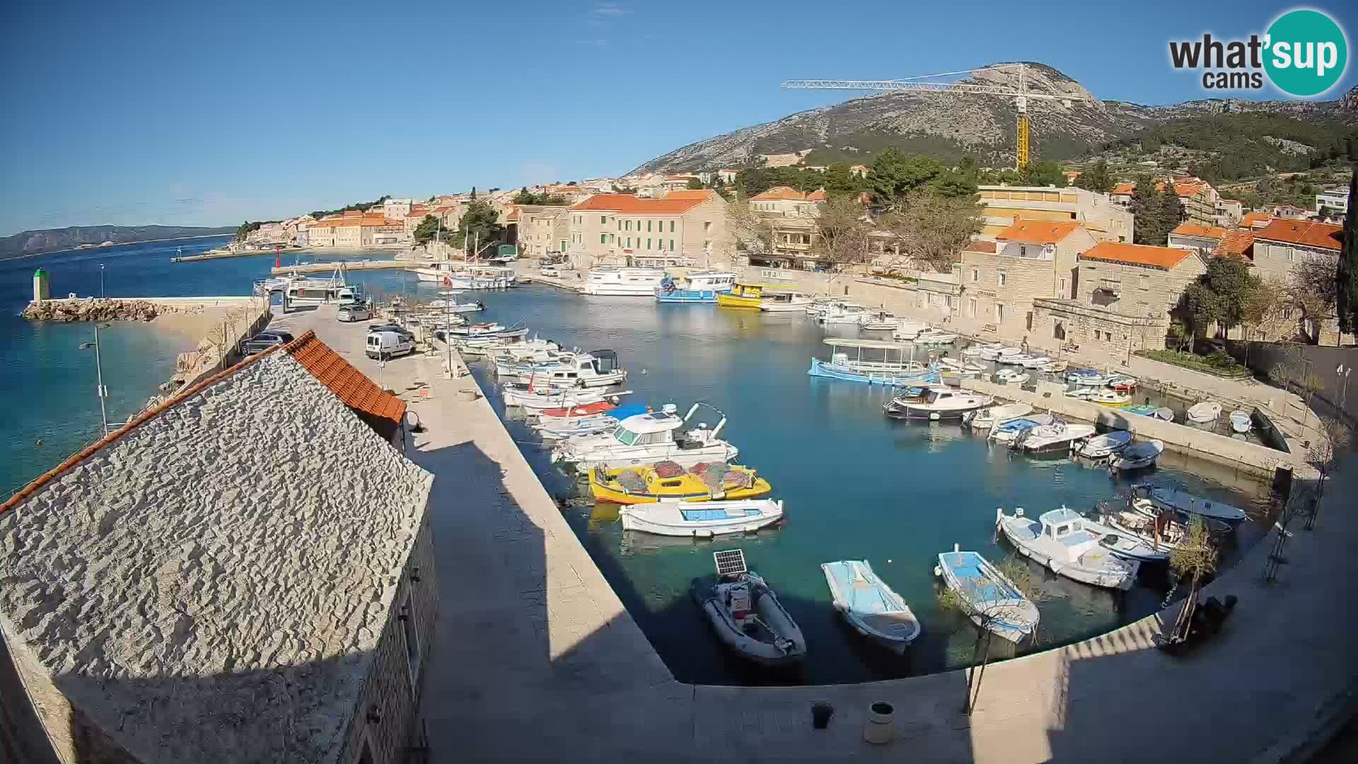 Web kamera Bol Riva – Pogled uživo na luku i marinu