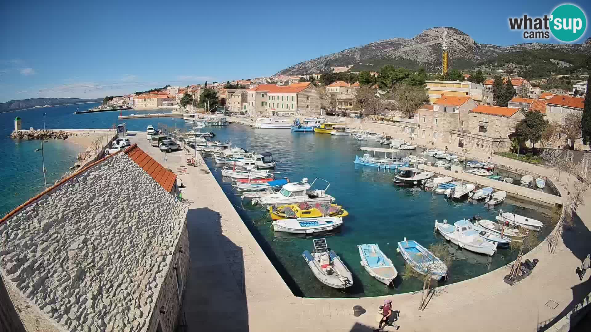 Spletna kamera Bol pristanišče – Pogled v živo na Rivo in marino