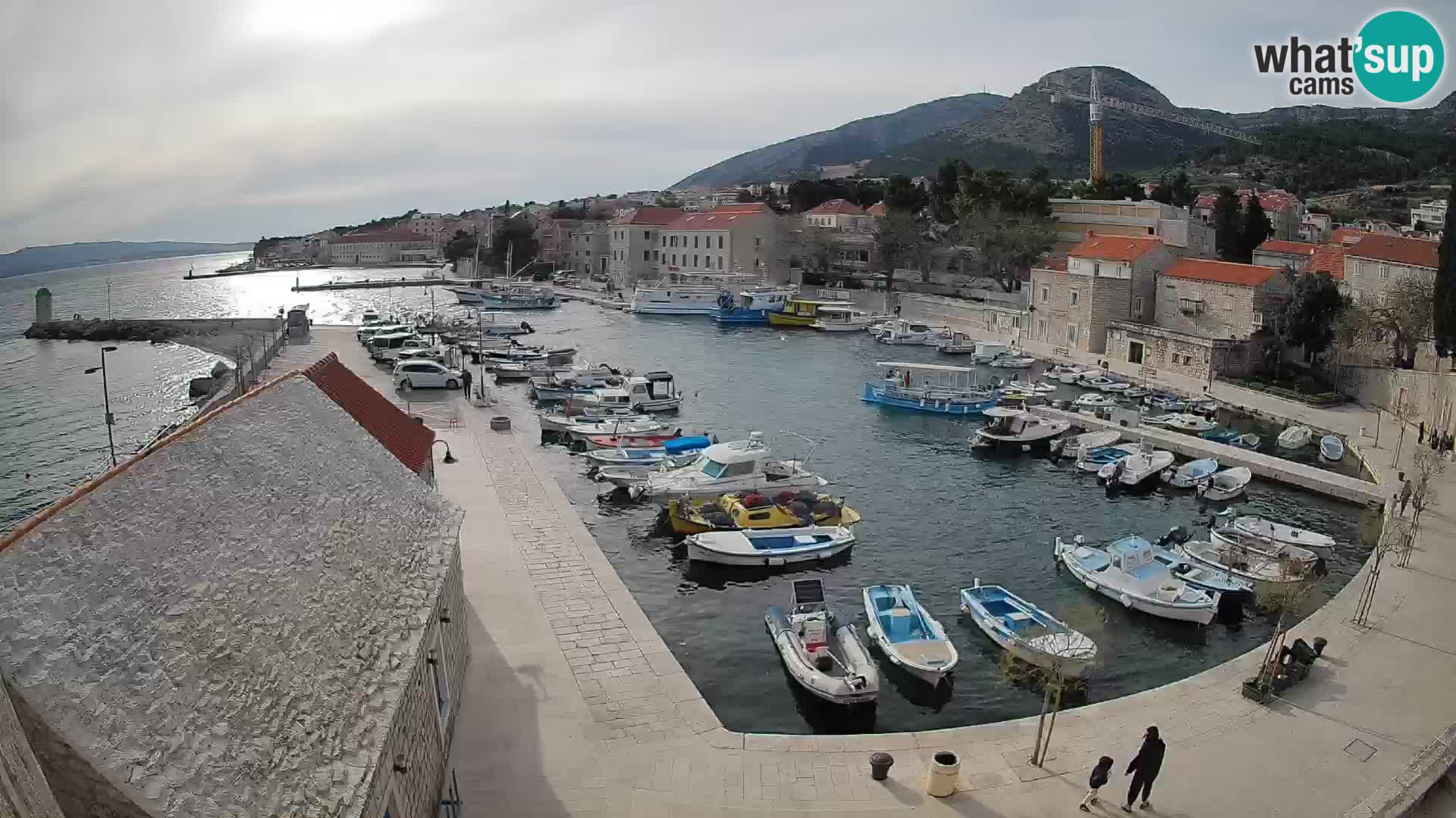 Webcam porto di Bol – Vista live sulla Riva e Marina