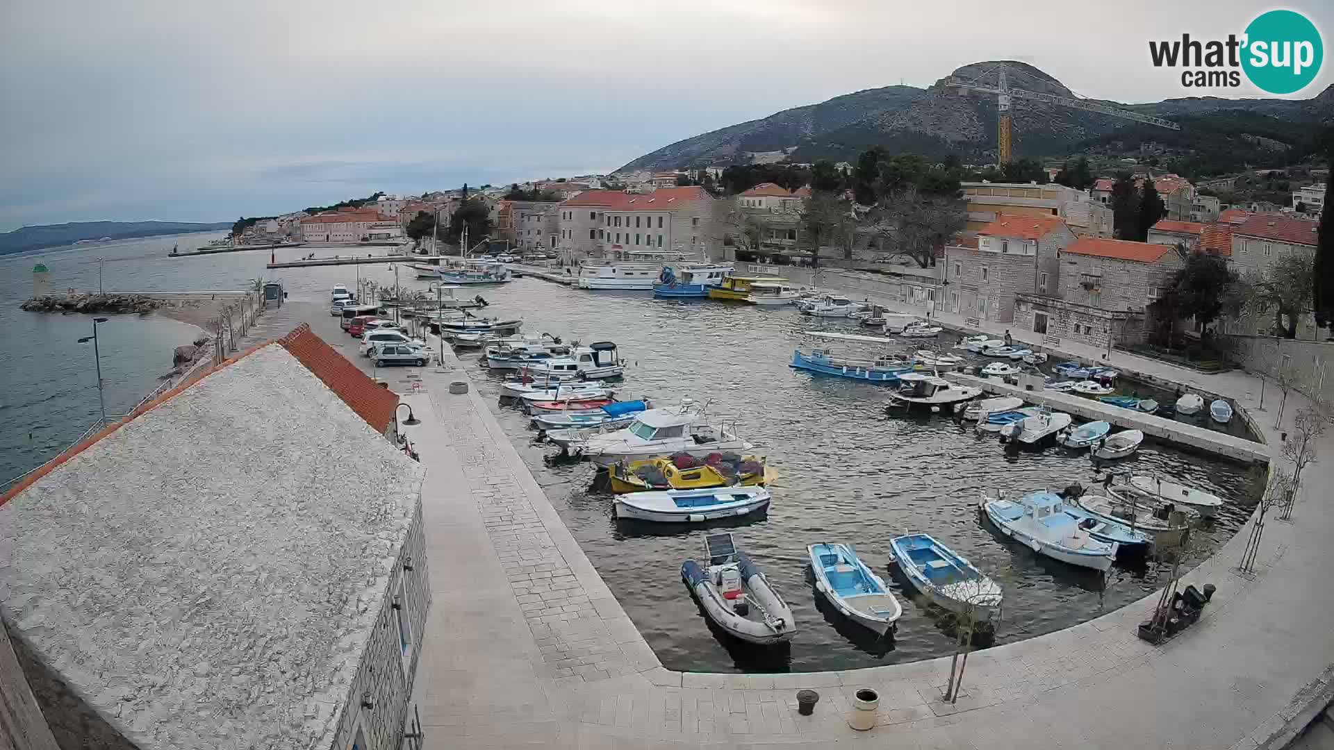 Spletna kamera Bol pristanišče – Pogled v živo na Rivo in marino