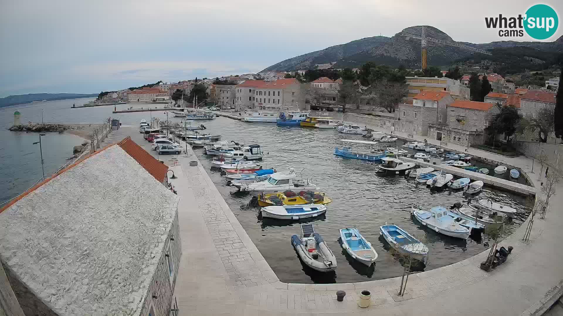 Spletna kamera Bol pristanišče – Pogled v živo na Rivo in marino