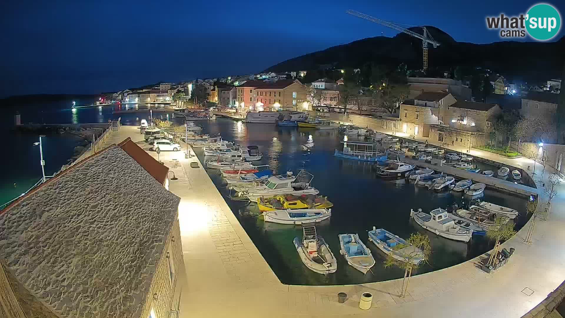 Spletna kamera Bol pristanišče – Pogled v živo na Rivo in marino