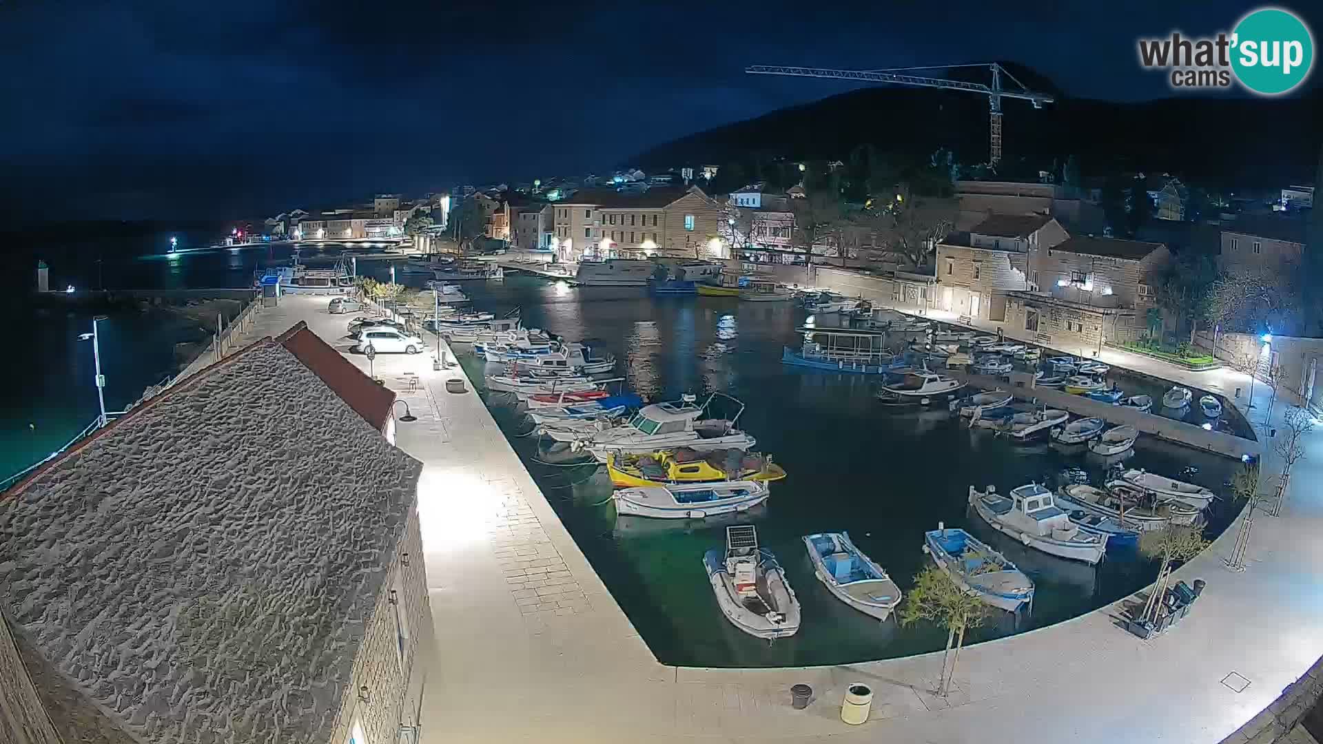 Spletna kamera Bol pristanišče – Pogled v živo na Rivo in marino