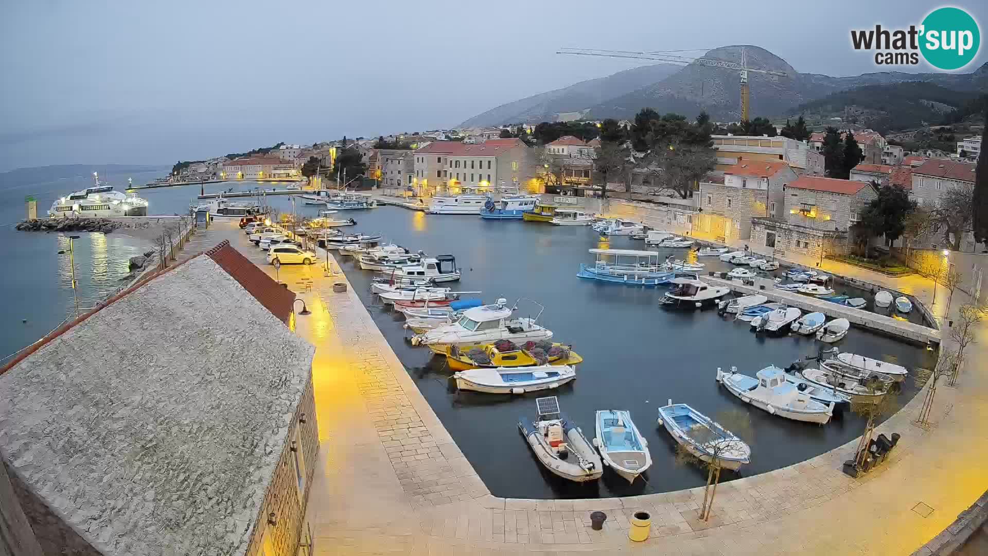 Web kamera Bol Riva – Pogled uživo na luku i marinu