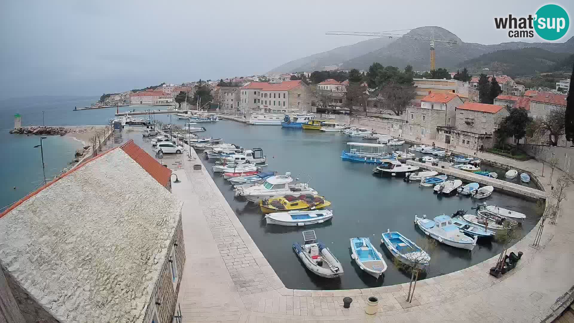 Web kamera Bol Riva – Pogled uživo na luku i marinu