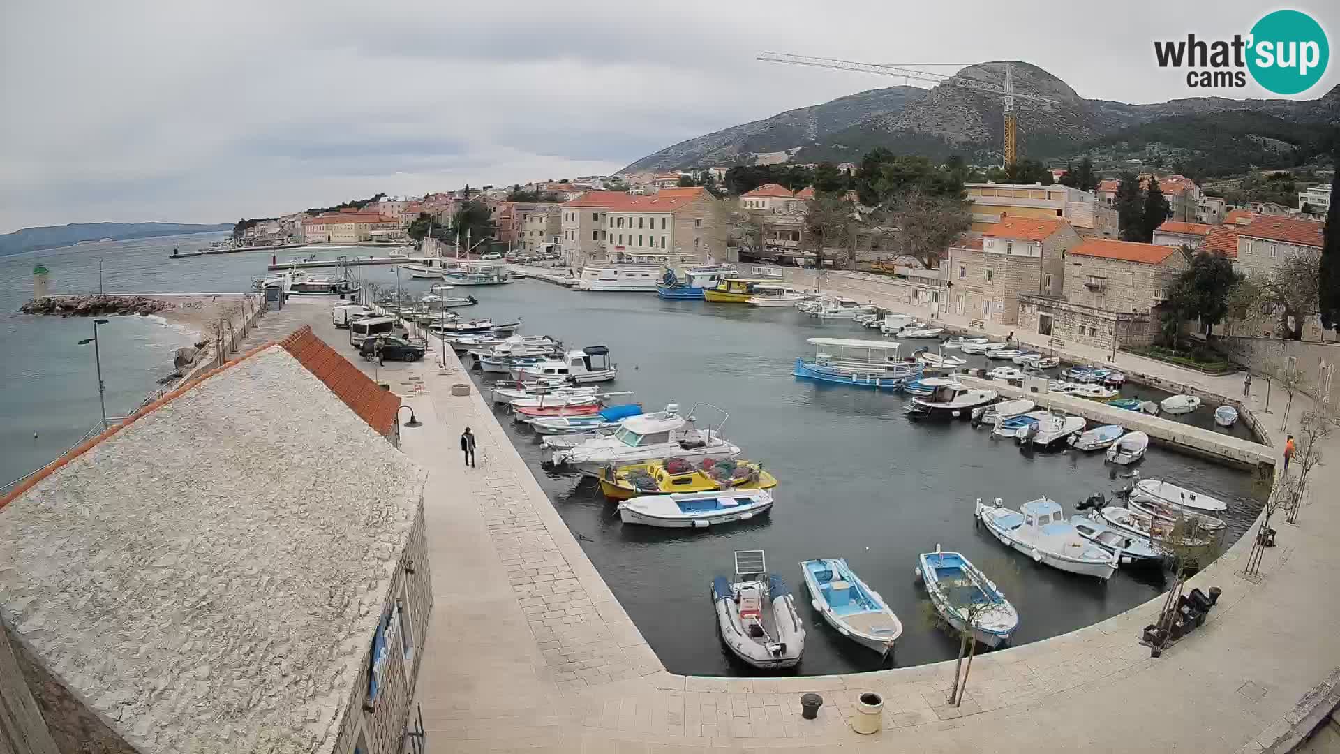 Spletna kamera Bol pristanišče – Pogled v živo na Rivo in marino