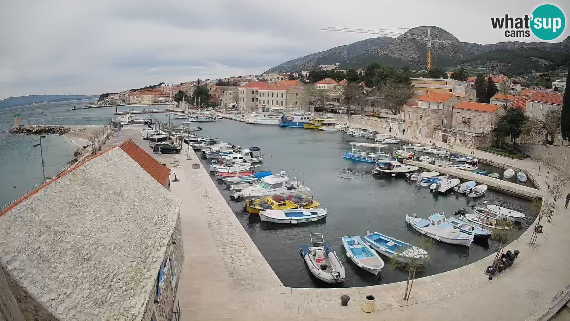 Spletna kamera Bol pristanišče – Pogled v živo na Rivo in marino