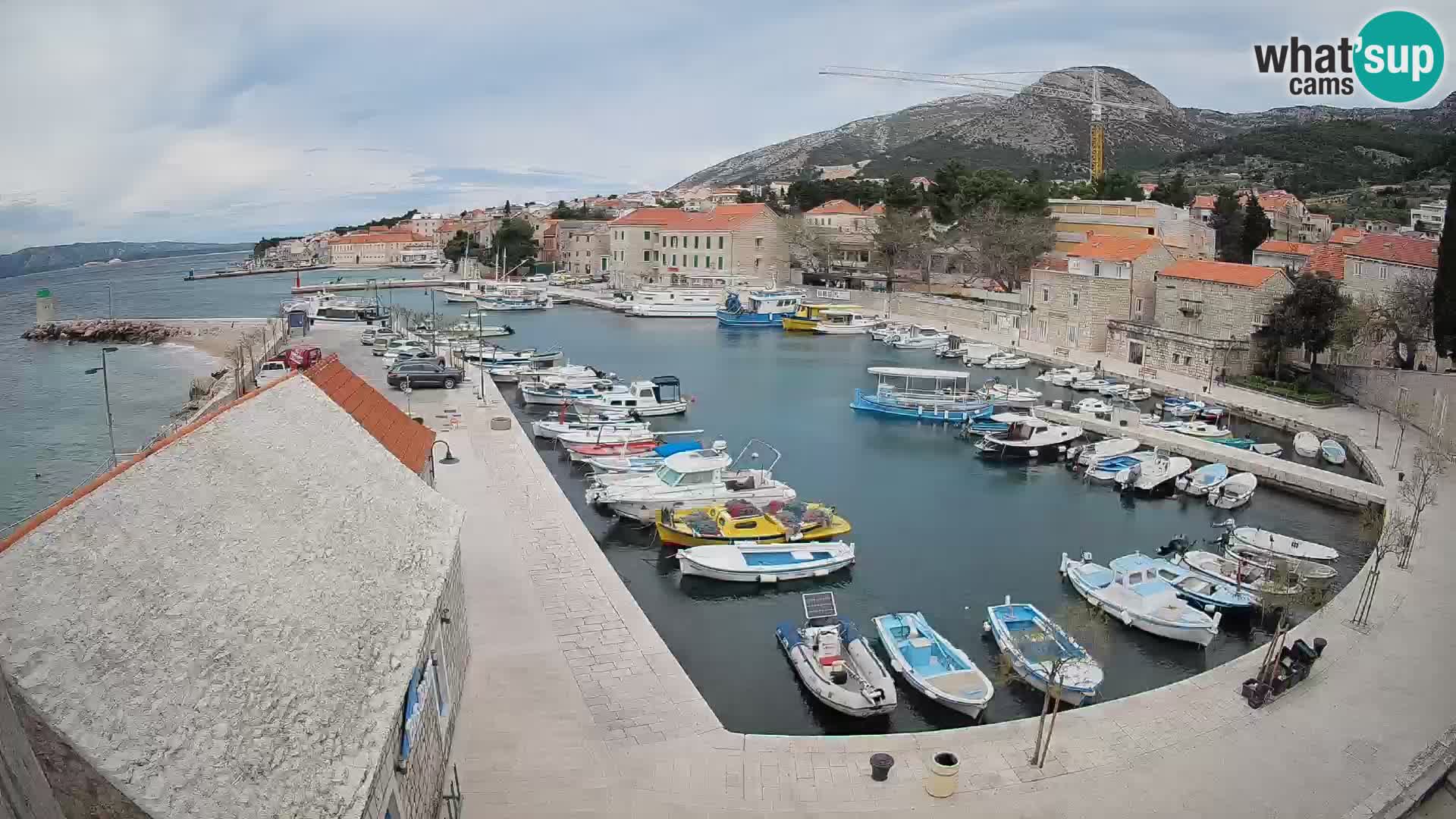 Web kamera Bol Riva – Pogled uživo na luku i marinu