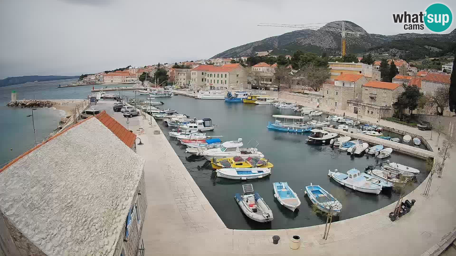 Web kamera Bol Riva – Pogled uživo na luku i marinu