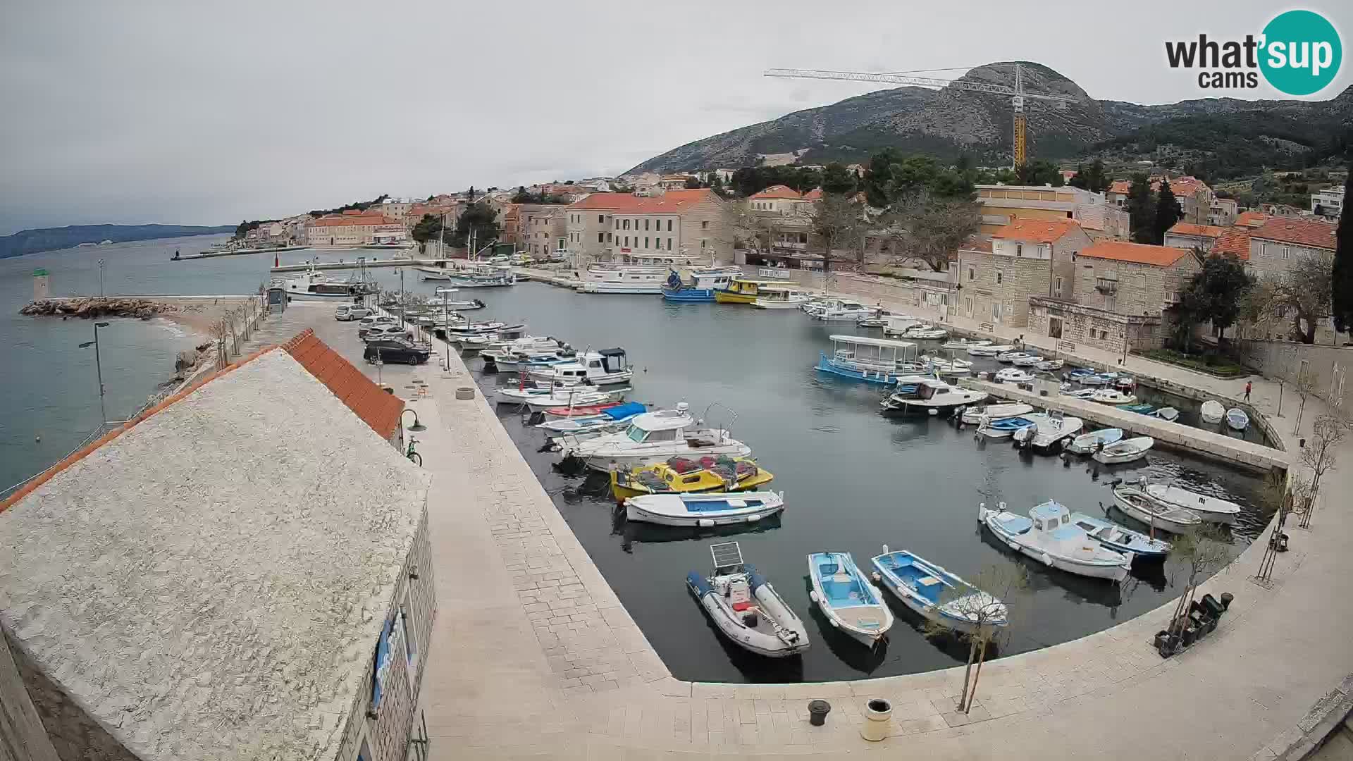 Web kamera Bol Riva – Pogled uživo na luku i marinu